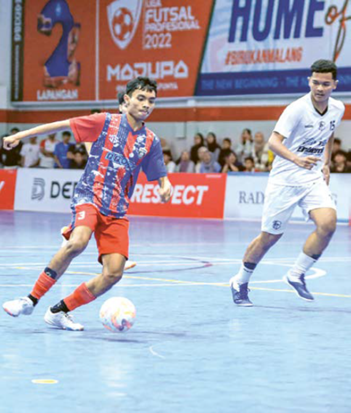 SEGERA DIMULAI: Pemain AB Frenz (tengah) menggiring bola dalam laga melawan Rodali FC di final USC Futsal League Vol 3, November lalu