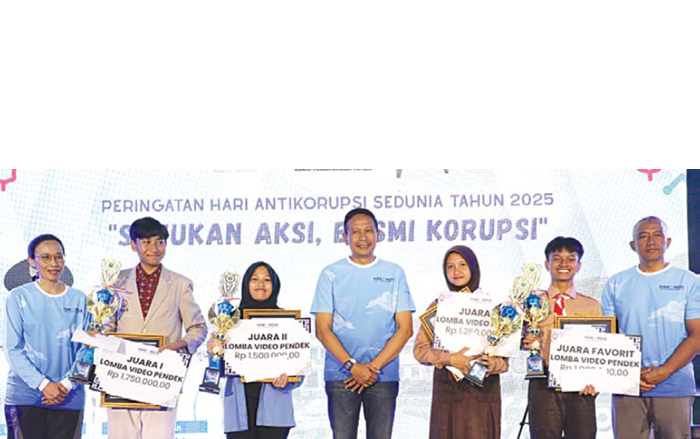 BERI REWARD: Wali Kota Malang Wahyu Hidayat (1), PLT Inspektur Daerah Kota Malang Dwi Rahayu SH MHum (2), Sekda Kota Malang Erik Setyo Santoso (3), memberi penghargaan kepada pemenang lomba poster