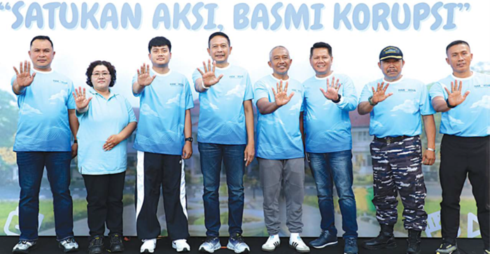 PERKUAT KOMITMEN: Wali Kota Malang Wahyu Hidayat (empat dari kiri) bersama jajaran perwakilan Forkopimda plus mengajak masyarakat terlibat dalam gerakan antikorupsi dalam perayaan Hakordia 2025.