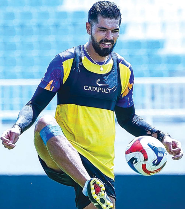 TIDAK PERLU NOMADEN: Julian Guevara mengontrol bola dalam sesi latihan di Stadion Kanjuruhan beberapa waktu lalu.