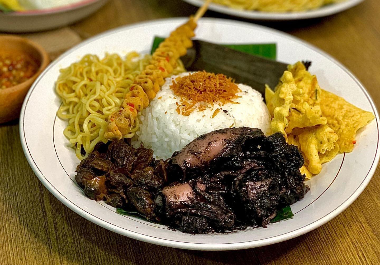 Ilustrasi nasi cumi hitam.