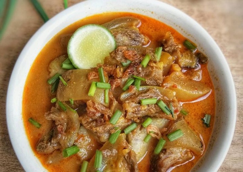 GURIH: Kikil sapi bertekstur kenyal berpadu kuah berbumbu khas, menghadirkan sensasi hangat dan lezat dalam setiap suapan.