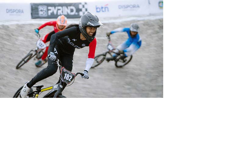 PERSIAPAN PANJANG: Balqis Humairah Aji Kahirunnisa bertanding di nomor BMX Racing Women Junior dalam ajang C1 Supercross di Banyuwangi, 16 November lalu. Foto kanan, dia berhasil mengungguli lawan