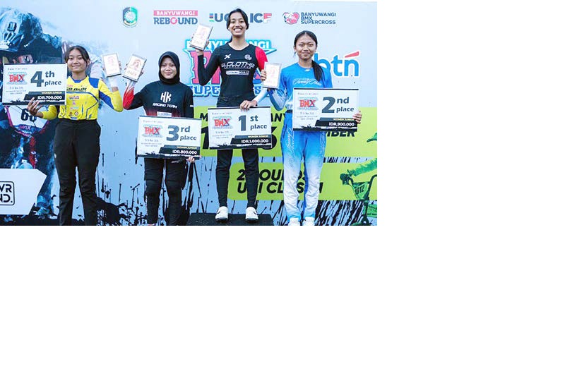 PERSIAPAN PANJANG: Balqis Humairah Aji Kahirunnisa bertanding di nomor BMX Racing Women Junior dalam ajang C1 Supercross di Banyuwangi, 16 November lalu. Foto kanan, dia berhasil mengungguli lawan
