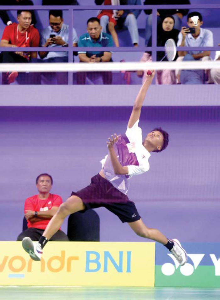 SENGIT: Pebulu tangkis Jawa Timur Muhammad Ahdan Alghifari Fanani berusaha mengembalikan shuttlecock dalam laga melawan atlet Kalimantan Tengah di GOR Malang Badminton Arena, kemarin.