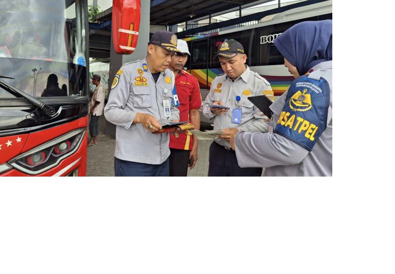 LINDUNGI PENUMPANG: Beberapa personel memeriksa kelengkapan surat bus AKDP di terminal Arjosari kemarin.