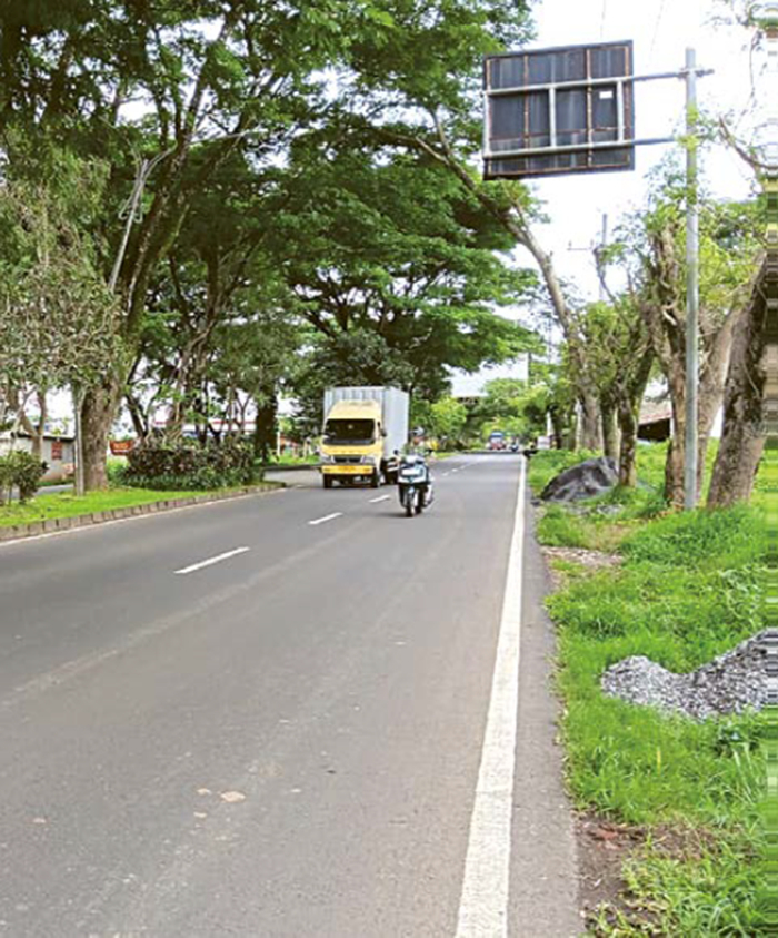 PEKERJAAN RUTIN: Jalur lingkar barat (Jalibar) Kepanjen mendapat jatah perbaikan pada tahun ini. Jalan lain di 390 desa dan kelurahan juga mendapatkannya.