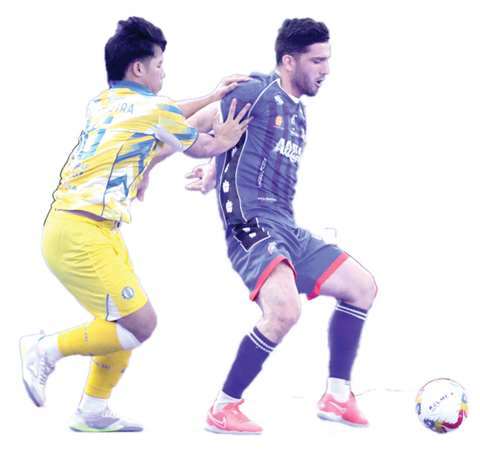 TIDAK BERTAHAN LAMA:  Farzad Mahmoodi (kanan) berusaha melepaskan diri dari penjagaan pemain Pangsuma FC Kalbar dalam laga PFL seri Tangerang di GOR Nambo, beberapa waktu lalu.