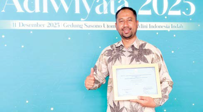 BUAH KOMITMEN: Kepala SMP Muhammadiyah 08 Batu Windra Rizkiyana SPd MPd membawa piagam Penghargaan Sekolah Adiwiyata Nasional 2025