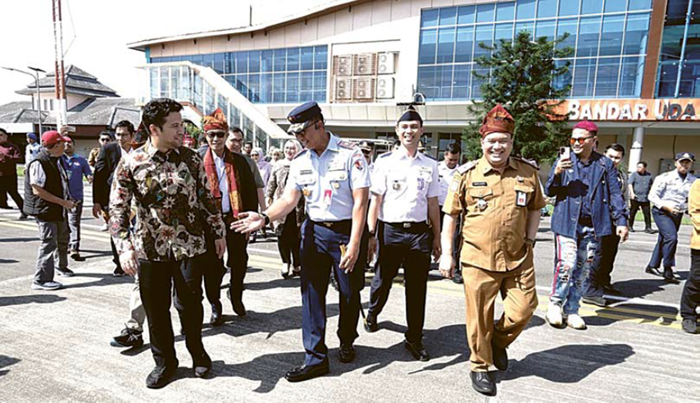 TAMBAH KONEKTIVITAS: Wakil Gubernur Jawa Timur Emil Elestianto Dardak dan Sekda Kabupaten Malang Budiar Anwar ambil bagian dalam peresmian rute penerbangan baru Malang-Lombok di Bandara Abd. Saleh,