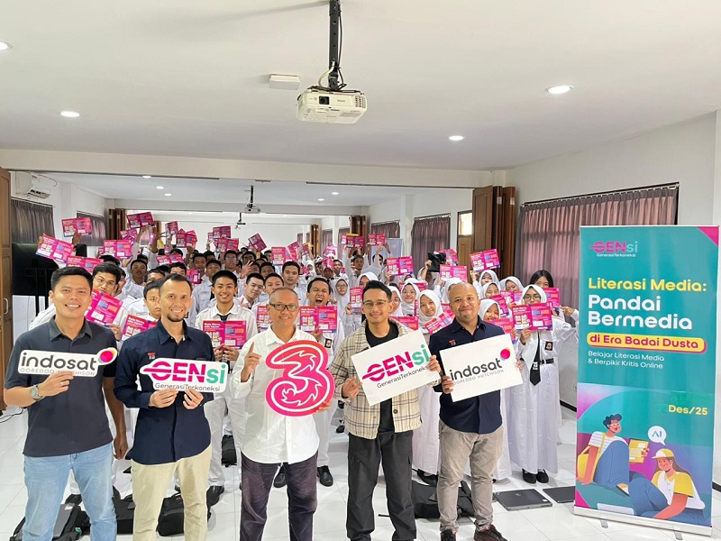 KOMPAK: Perwakilan Indosat Ooredoo Hutchison (Indosat atau IOH) dan Jawa Pos Radar Malang berfoto bersama dengan 100 peserta workshop literasi digital di SMK Telkom Malang kemarin (15/12).