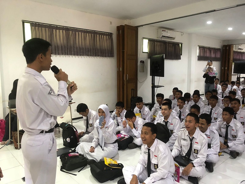 ANTUSIAS : Siswa SMK Telkom Malang bersemangat mengikuti games yang diadakan tim Indosat Ooredoo Hutchison (Indosat atau IOH).