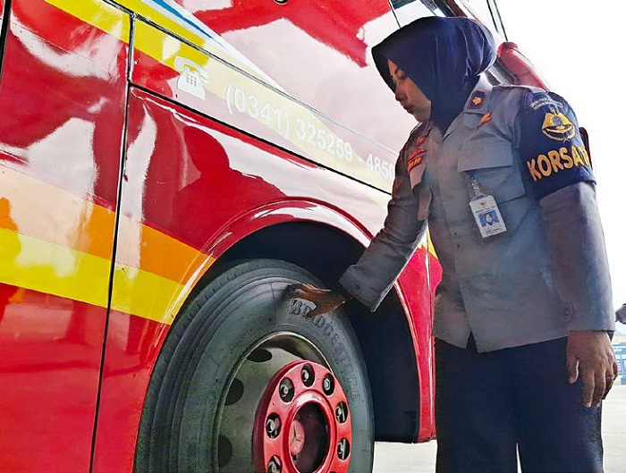PEMERIKSAAN: Petugas terminal tipe A Arjosari memeriksa bus sebelum berangkat kemarin (15/12). Ditemukan bus menggunakan ban vulkanisir, kaca retak, hingga APAR kedaluwarsa.