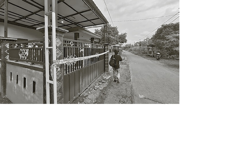 PELAKU CUKUP LICIN: Rumah yang menjadi tempat penusukan di RT 10/RW 02, Dusun Baran, Desa Putat Lor, Kecamatan Gondanglegi sempat dipasangi garis polisi.