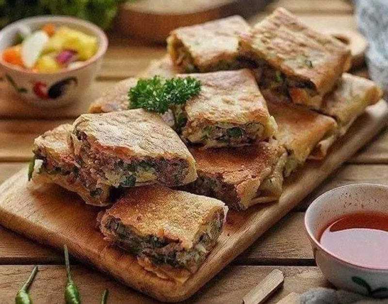 HANGAT: Martabak dengan isian telur dan daun bawang yang gurih, disantap saat malam jadi terasa lebih nikmat.
