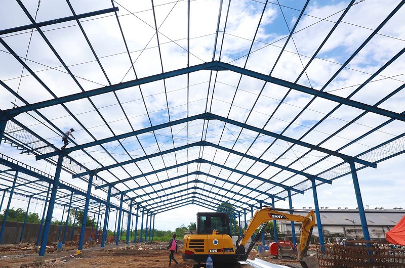 SEGERA Tampung 648 Pedagang Pasar Gadang RELOKASI: Para pekerja mengebut pemasangan rangka atap kemarin (15/12). Pasar penampungan akan ditempati pedagang PIG.