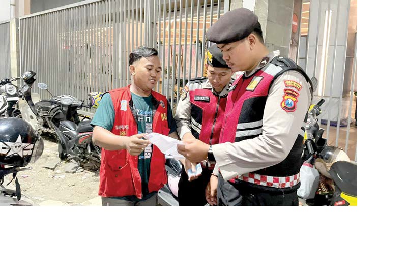 MERESAHKAN: Satsamapta Polrestabes Surabaya membekuk jukir liar di Jalan Tanjung Anom, Sabtu (13/12).