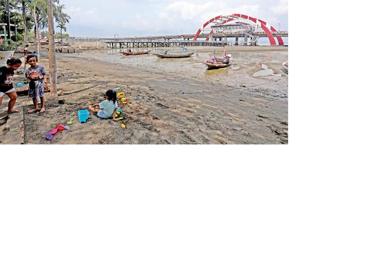 BUTUH KEJELASAN: Anak-anak bermain pasir di THP Kenjeran ketika air laut sedang surut.