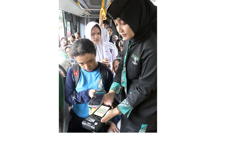 LAYANAN PRIMA: Petugas Bus Trans Jatim melayani penumpang yang membayar lewat QRIS beberapa waktu lalu.