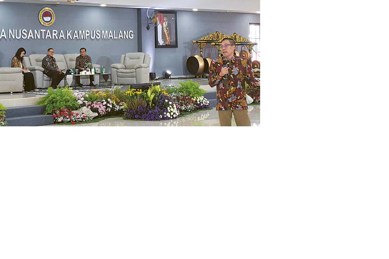 HARI BERSEJARAH: Rektor UM Prof Dr Hariyono MPd (depan) menjadi pemateri dalam peringatan satu tahun SMA Taruna Nusantara, kemarin.