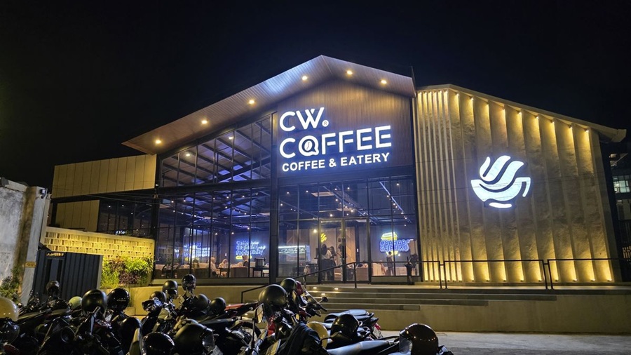 KAFE TLOGOMAS: cw coffee & eatery di malam hari