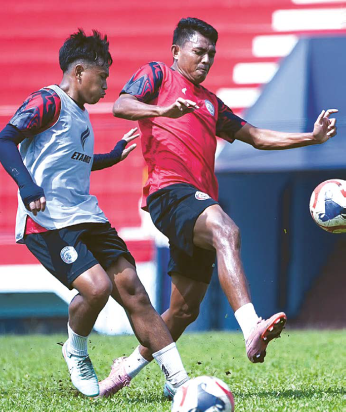 HARUS PEDE: Dedik Setiawan (kanan) ditempel ketat Aswin dalam sesi latihan finishing di Stadion Gajayana, beberapa waktu lalu.