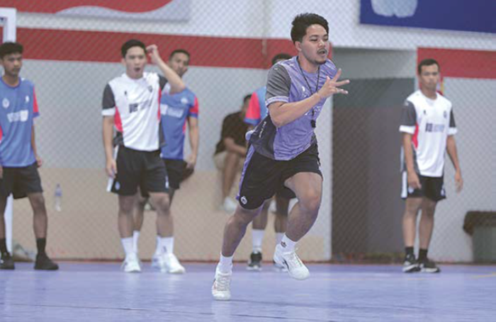 UBAH KOMPOSISI PELATIH: Abdul Manan memberikan contoh ke para pemain Unggul FC Malang sebelum mereka menjalani tes fisik sebelum PFL 2025/2026.