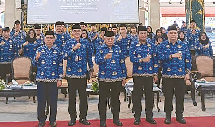BERI PESAN KHUSUS: Bupati Malang H M. Sanusi (tengah) foto bersama pengurus Korpri Kabupaten Malang setelah upacara pengukuhan.