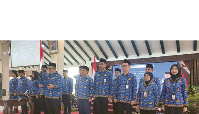 MASA BAKTI SATU TAHUN: Ketua Dewan Pengurus Korpri Kabupaten Malang Budiar Anwar memimpin ikrar jabatan bersama pengurus lainnya di Pendapa Agung, kemarin sore.