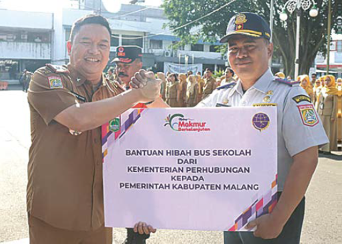 SIMBOLIS: Sekda Kabupaten Malang Budiar Anwar (kiri) di Pendapa Kabupaten Malang