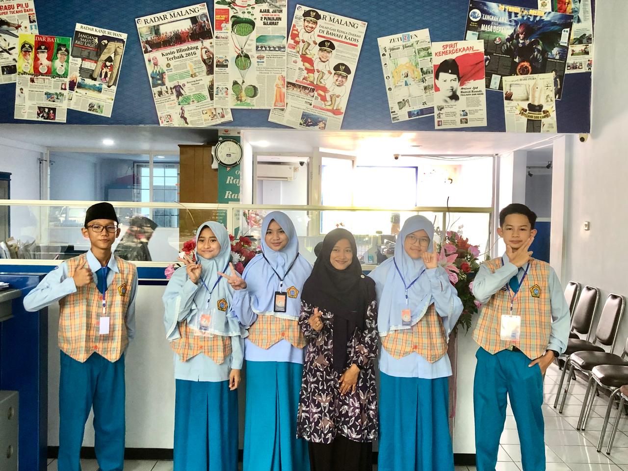 KELOMPOK MENYALA: Aisya Nabila A. (7C), Calista Ivana Nadine (7C), Aliya Nanda Zhafira (7B), Fahreza D.A (7C), Dean Azhallah Prasetyoputra (7B).