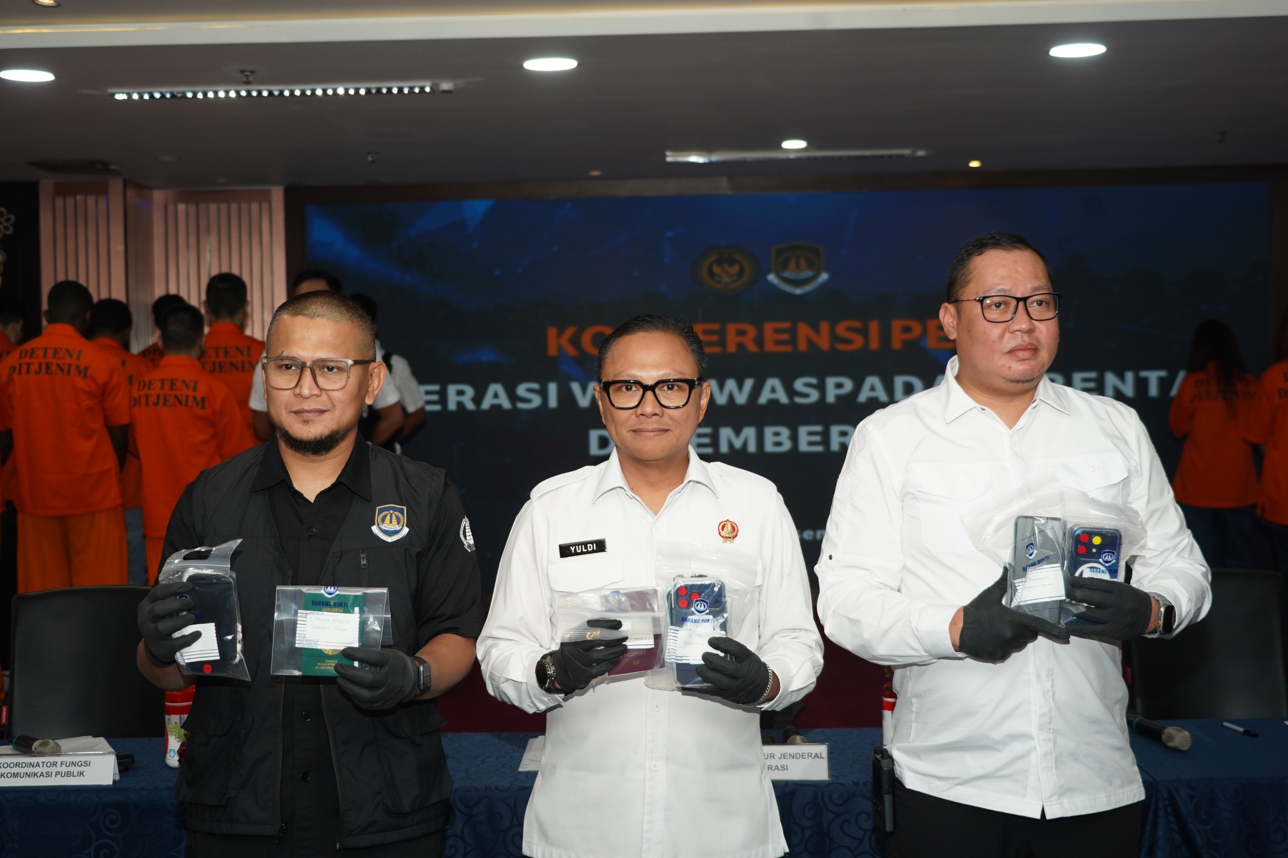 KETAT: (Plt) Direktur Jenderal Imigrasi, Yuldi Yusman (tengah) menunjukkan barang bukti terkait pelanggaran keimigrasian berhasil dijaring Ditjen Imigrasi.