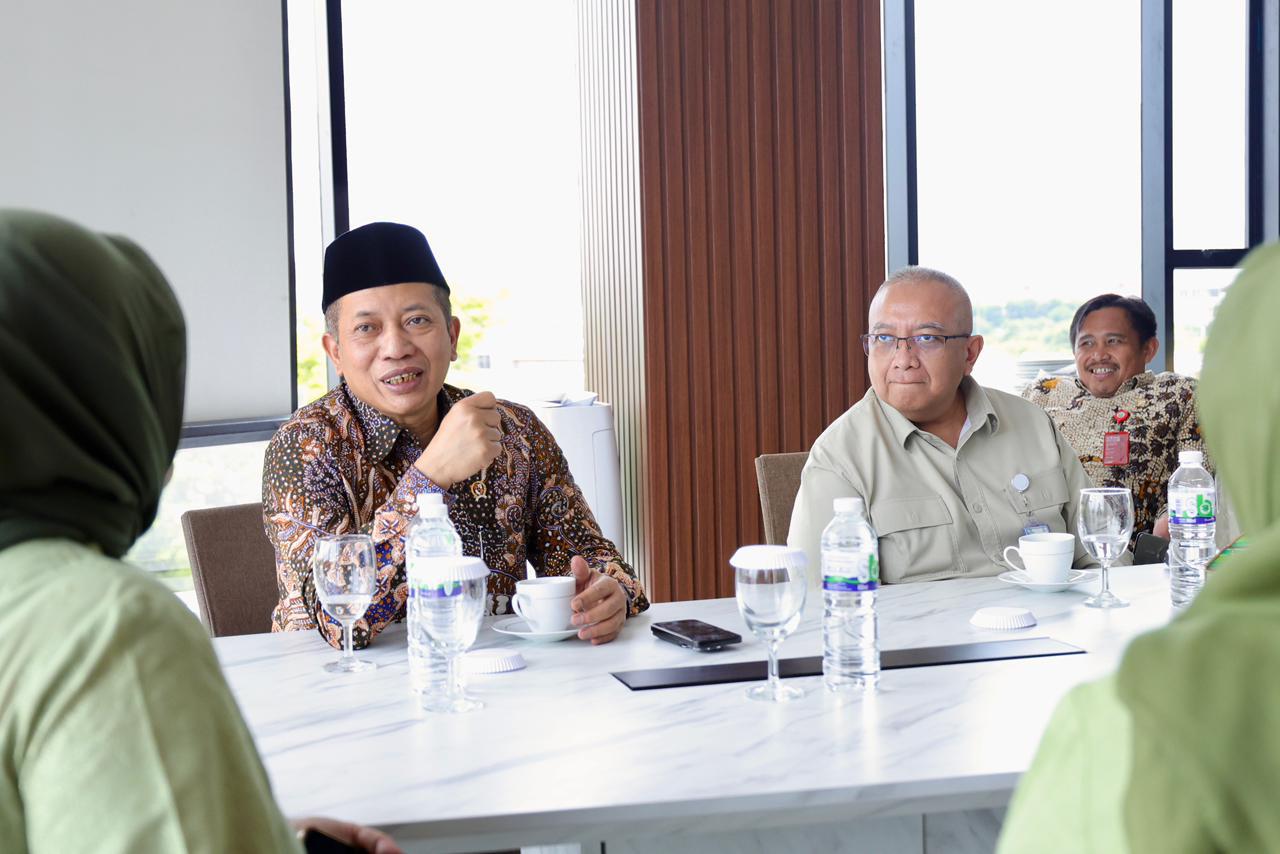 Menteri Koperasi Ferry Juliantono (kiri) memberikan penjelasan terkait sistem kerja koperasi. (LPDB for Radar Malang)