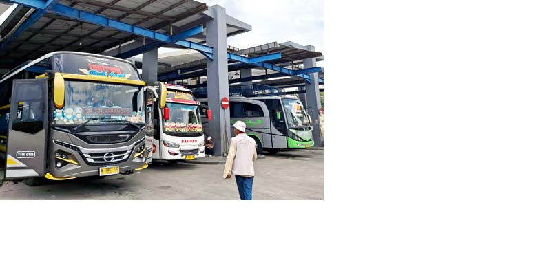 TRANSPORTASI: Bus AKDP berderet di Terminal Tipe A Arjosari menunggu penumpang kemarin (16/12).