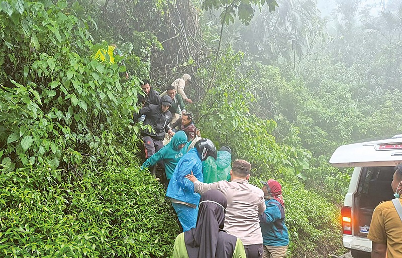 YANG KESEKIAN: Proses evakuasi korban kecelakaan di Tanjakan Wedi Ireng, Desa Ngadas, Kecamatan Poncokusumo pada Senin sore (15/12) cukup memakan waktu.