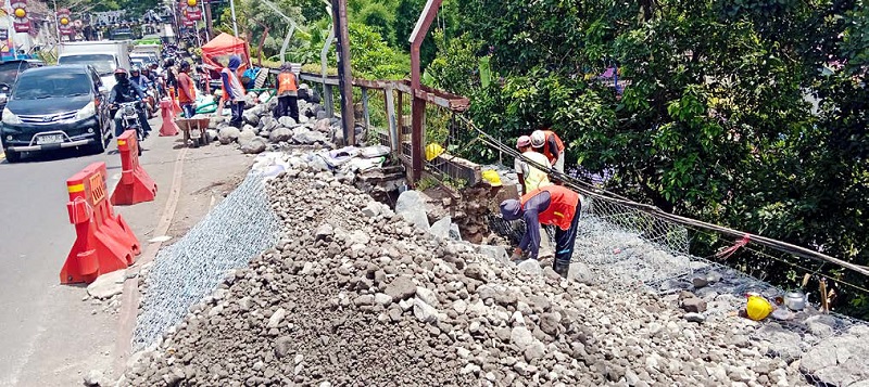 CEGAH MACET: Pengerjaan trotoar di Jembatan Embong Brantas, Jalan Gatot Subroto masih berlangsung hingga kemarin (16/12). Jika belum selesai hingga nataru, dishub menyiapkan skema rekayasa lalu lintas