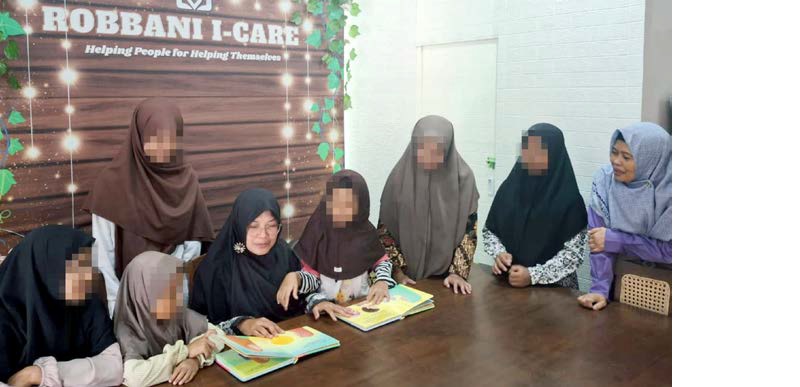 PENGABDIAN: Enny Umronah (empat dari kiri) membina anak-anak dengan perilaku khusus di LKSA Robbani, Singosari, kemarin siang (16/12).