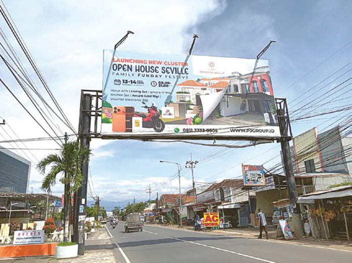 MENINGKAT: Reklame di Jalan Raya Mangliawan, Kecamatan Pakis rutin menyumbang pajak daerah. Sektor lainnya bakal dimaksimalkan pemkab.