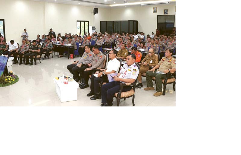 UTAMAKAN PELAYANAN: Rapat Koordinasi Lintas Sektoral pengamanan Natal dan Tahun Baru (Nataru) dilakukan di Polres Malang, kemarin.