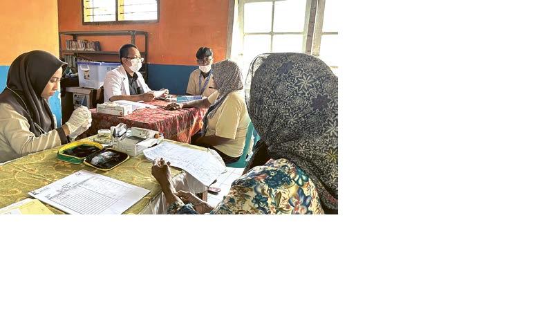 BERI PELAYANAN MAKSIMAL: dr Rahadian Wiranata Sahrub (dua dari kiri) memberikan edukasi kepada warga yang sudah melakukan cek kesehatan di Prasetya Health Tour.