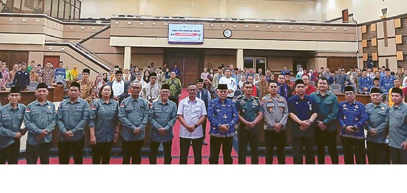 CEGAH PERPECAHAN: Jajaran Forkopimda Kabupaten Malang dan anggota Forum Kerukunan Umat Beragama (FKUB) foto bersama setelah menggelar silaturahmi di Ruang Rapat Paripurna, DPRD, kemarin.