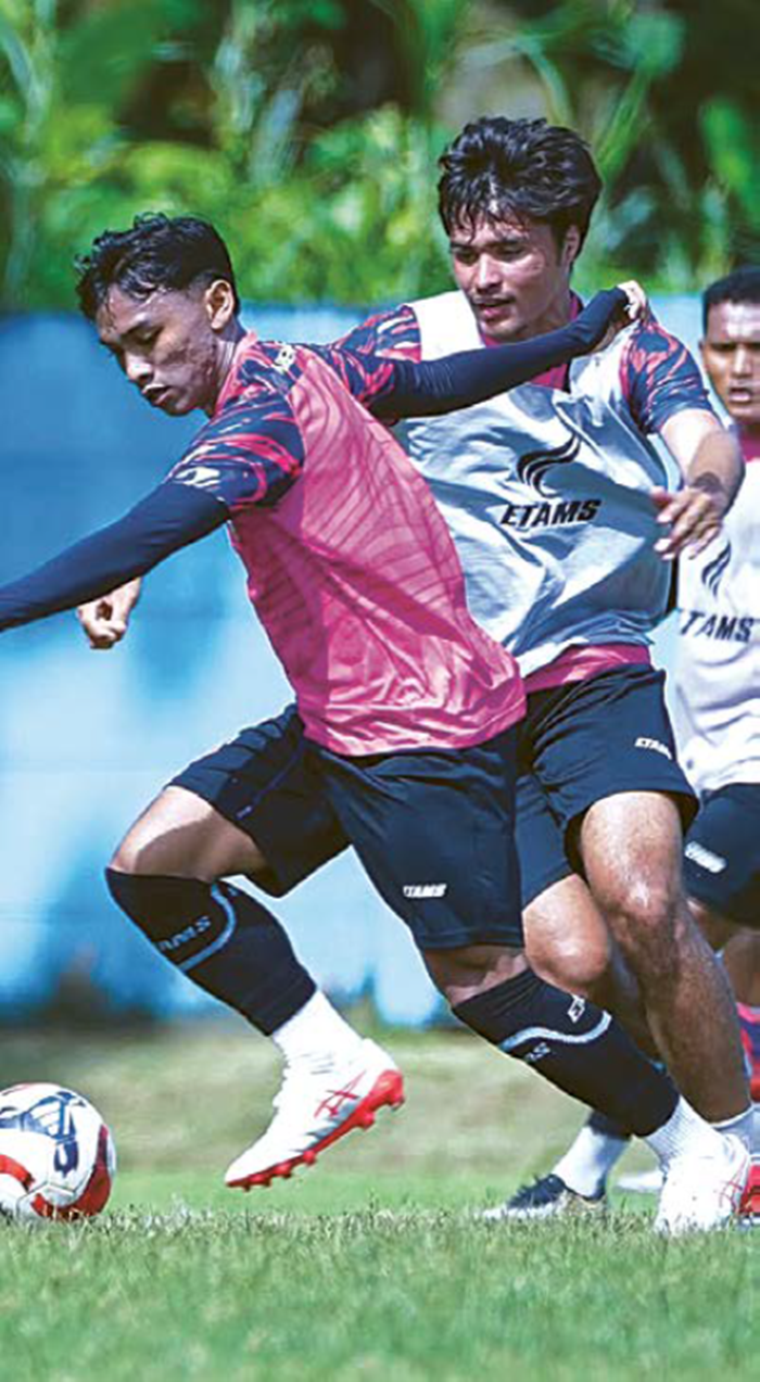 BUAH KERJA KERAS: Arkhan Fikri (kiri) berusaha lepas dari penjagaan Brandon Scheunemann dalam sesi latihan di ARG Soccer Field, kemarin.