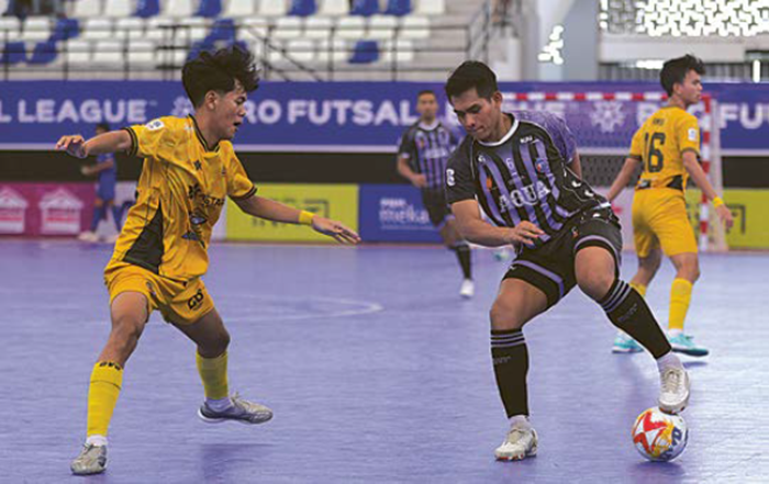 REKRUTAN SUKSES: Pivot Unggul FC Malang Andres Dwi Persada berusaha melewati pemain Asahan FC dalam laga PFL di GOR Nambo beberapa waktu lalu.