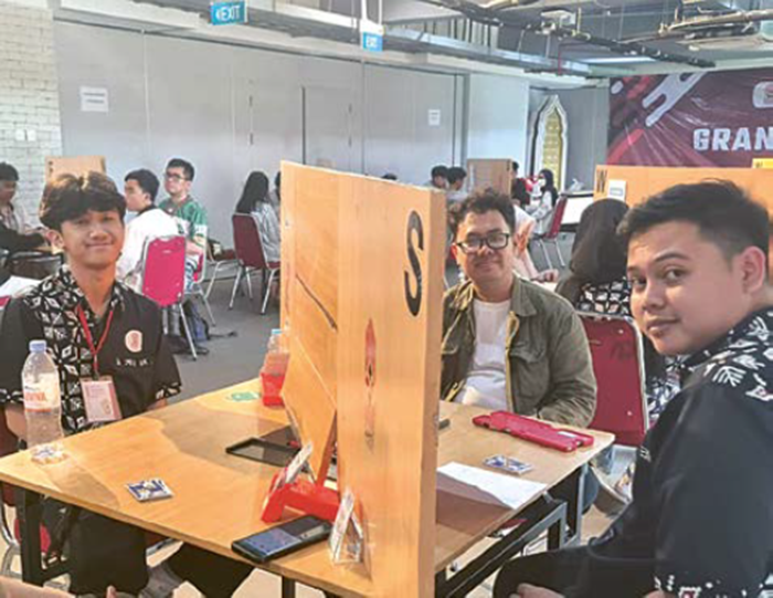 TAMPIL KLOP: Khansa Satria (dua dari kiri) dan Muhammad Bisma (kanan) bertanding dalam ajang Liga Bridge Mahasiswa Nasional 2025 di Gedung Telkomsat Bogor, 14 Desember lalu.
