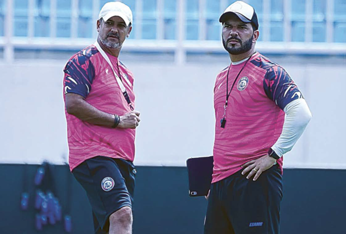 BERBAGI TUGAS: Asisten Pelatih Arema FC Andre Caldas (kanan) untuk sementara waktu akan memimpin latihan dan pertandingan Arema FC.