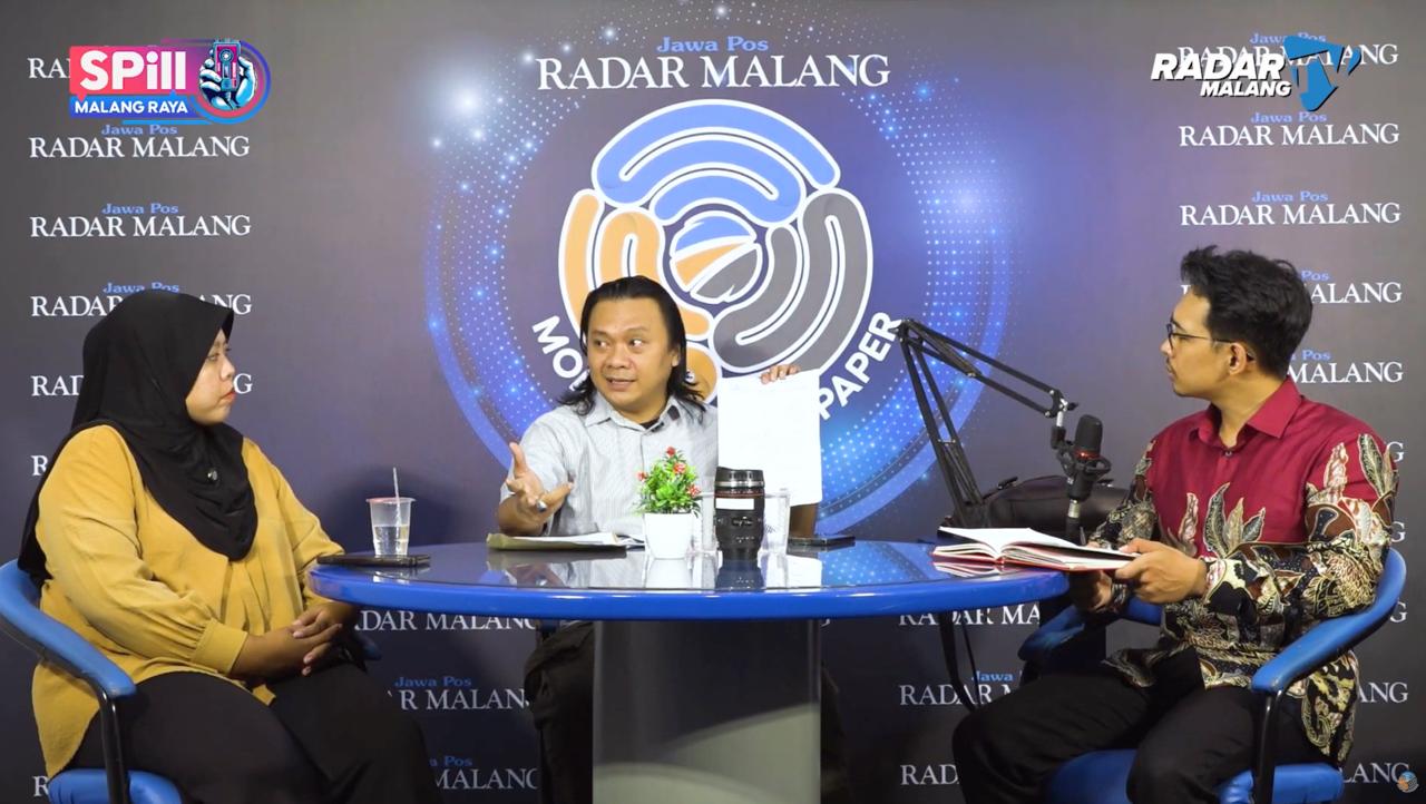 Wiwid Tuhu Prasetyantyo (tengah) hadir di podcast SPill Malang Raya. (Dokumen Radar Malang TV)