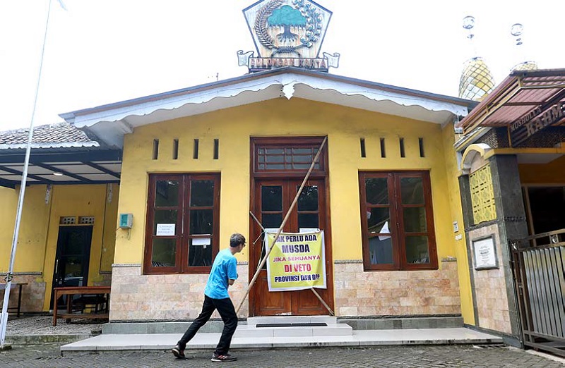 FOKUS KONSOLIDASI: Kantor DPD Partai Golkar Kota Malang di Jalan Panglima Sudirman yang disegel sejumlah kader sejak Minggu lalu (14/12) belum dibuka hingga kemarin (17/12).