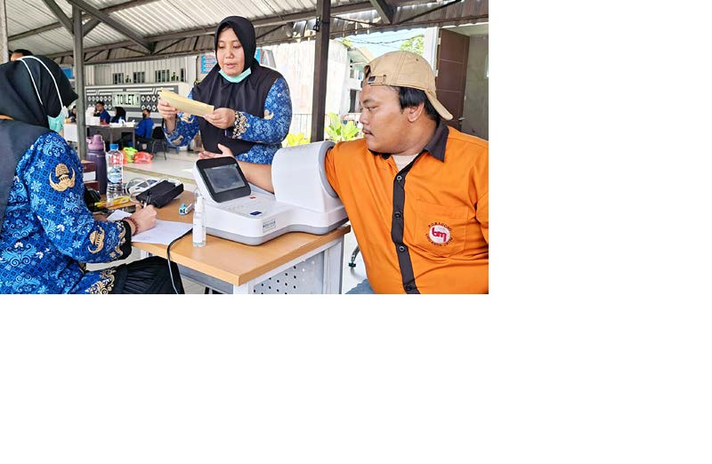 DEMI KEAMANAN PENUMPANG: Sopir bus menjalani pemeriksaan kesehatan di Terminal Tipe A Arjosari kemarin (17/12).