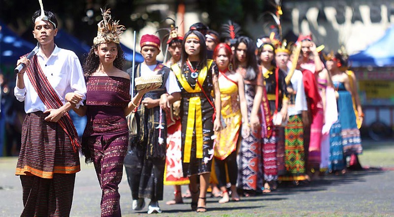 SENI BUDAYA: Para mahasiswa Universitas PGRI Kanjuruhan mengenakan busana adat dari berbagai daerah kemarin (17/12).