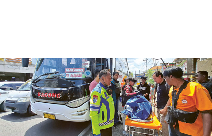 LANGSUNG DIEVAKUASI: Bus Bagong dengan nopol N 7347 UH berhenti mendadak di Jalan Raya Bugis, Desa Saptorenggo, Kecamatan Pakis setelah kondisi kesehatan sopirnya memburuk.